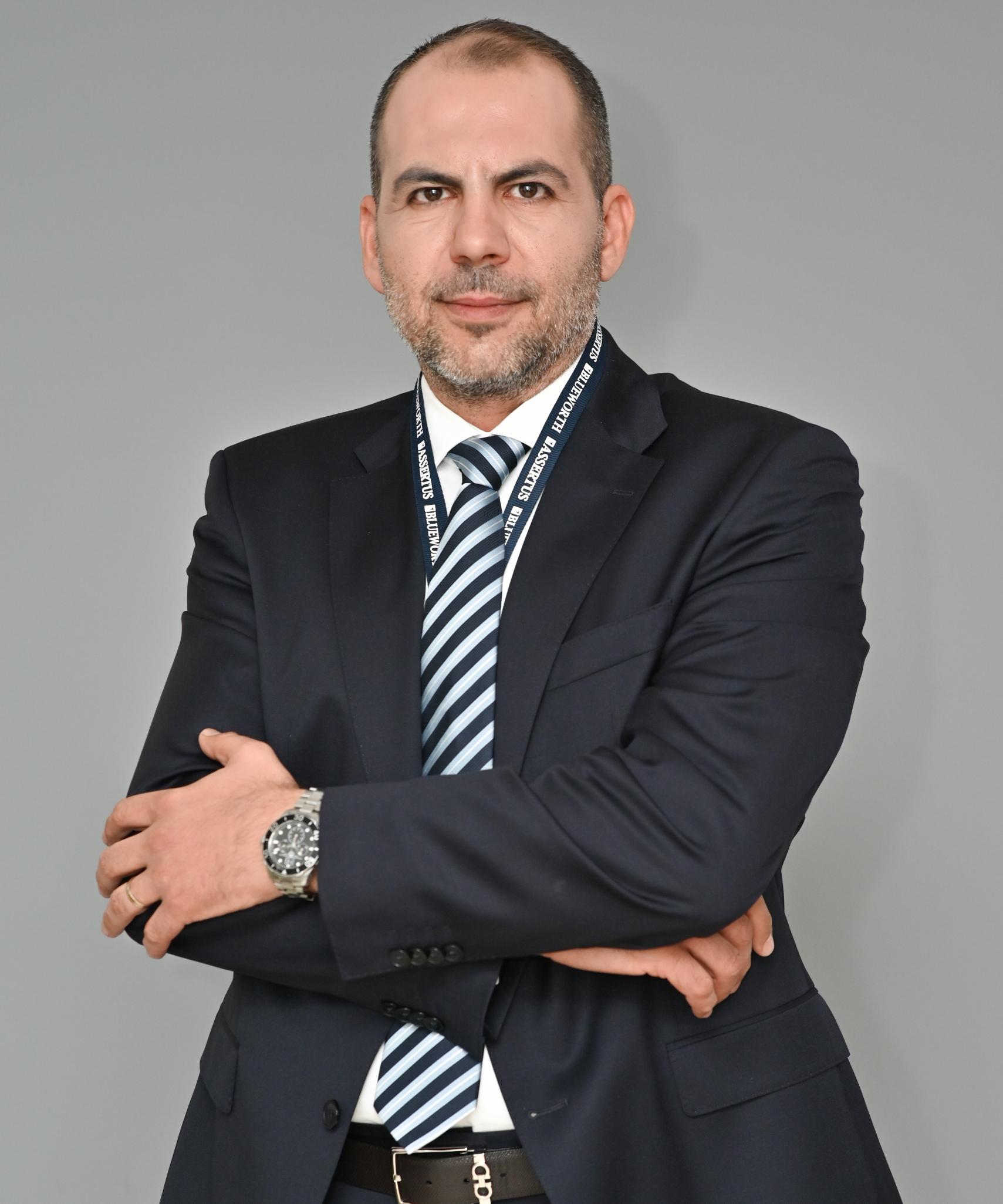 Νίκος Κούβαρος